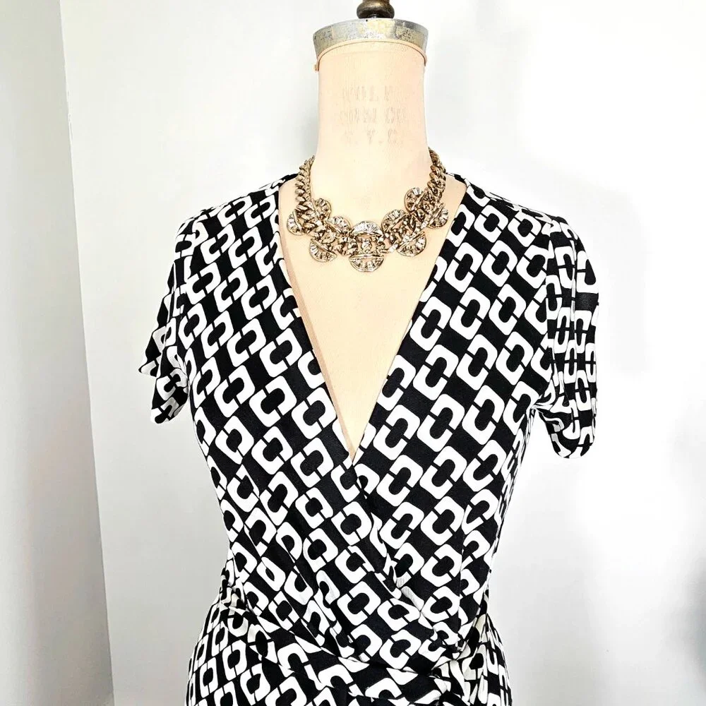 Diane von Furstenberg Silk Jersey Wrap Dress Black Cream Chain Print Size 6 - Picture 13 of 14